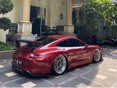red porsche 991 cambergang speeding at low altitude