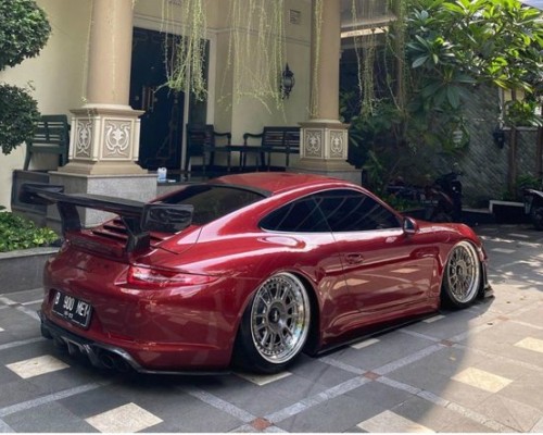 red porsche 991 cambergang speeding at low altitude