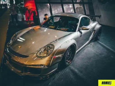 Low lying wide body Porsche 911 cambergang is popular