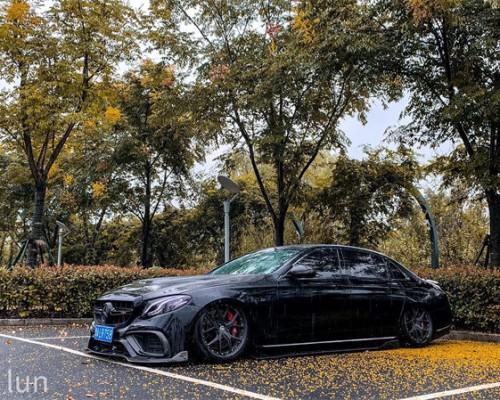 Black Mercedes-Benz W205 coupe cambergang very low profile