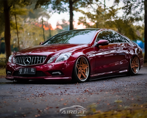 Red Mercedes W207 cambergang modification case