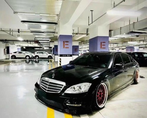 Black Mercedes-Benz W221 cambergang domineering side leak