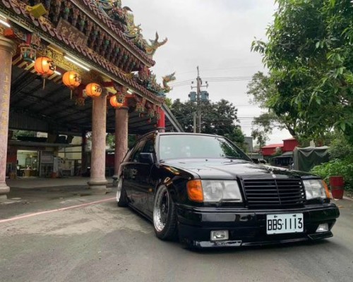 The classic old car Mercedes-Benz E Touring Cambergang has a new look