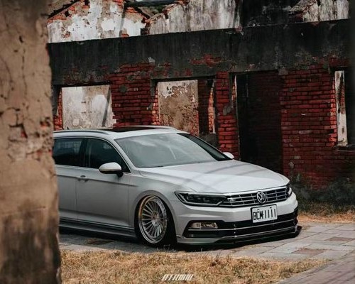 Handsome Volkswagen Passat cambergang low lying modification